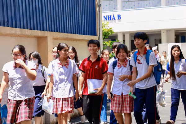 Thí sinh tham gia kỳ thi vào lớp 10 Trường Phổ thông Năng khiếu.