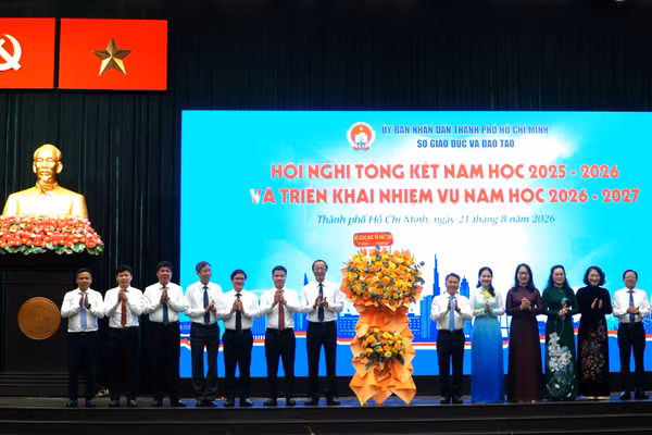 Thứ trưởng Phạm Ngọc Thưởng tặng hoa chúc mừng hội nghị.
