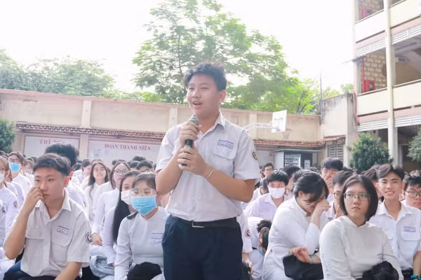 Hoạt động trải nghiệm hướng nghiệp của học sinh Trường THPT Nguyễn Thái Bình. Ảnh: NTCC.