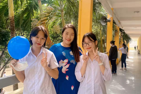 ThS Nguyễn Mộng Tuyền cùng học sinh. Ảnh: NVCC.