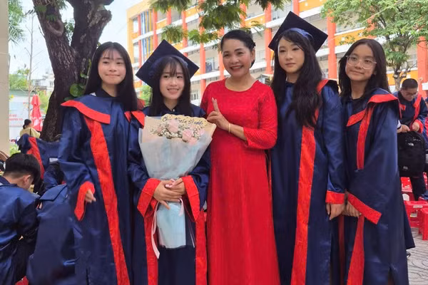 Cô Nguyễn Thị Hoà cùng học sinh.
