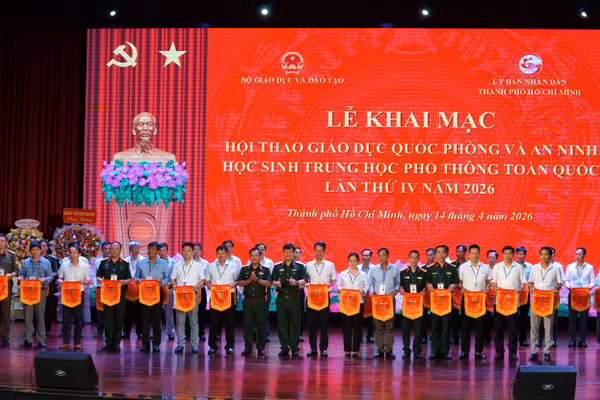 Đại diện đoàn thể thao các tỉnh, thành nhận cờ lưu niệm của Ban tổ chức.