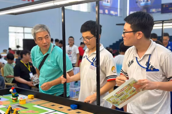 Thầy Hoàng Đăng Quang (áo xanh) trong đợt huấn luyện học sinh THCS Hồng Bàng thi đấu Robotacon 2026.