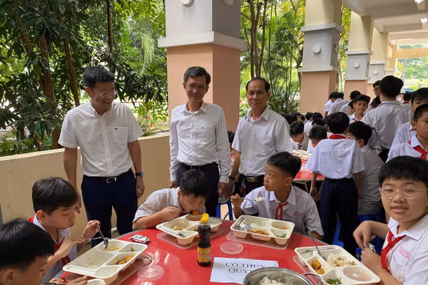 Lãnh đạo UBND phường Chánh Hưng, nhà trường, phụ huynh cùng giám sát bữa ăn bán trú của học sinh. Ảnh: PN.