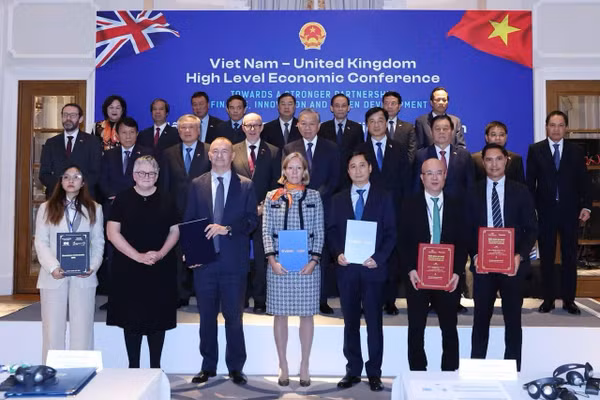 Tổng Bí thư Tô Lâm chứng kiến lễ trao thoả thuận hợp tác giữa các bộ, ngành, địa phương, doanh nghiệp hai nước. Ảnh: Thống Nhất/TTXVN.