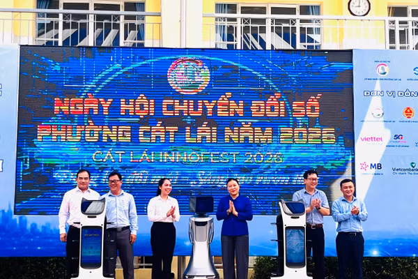  Lãnh đạo phường Cát Lái khai mạc ngày hội.