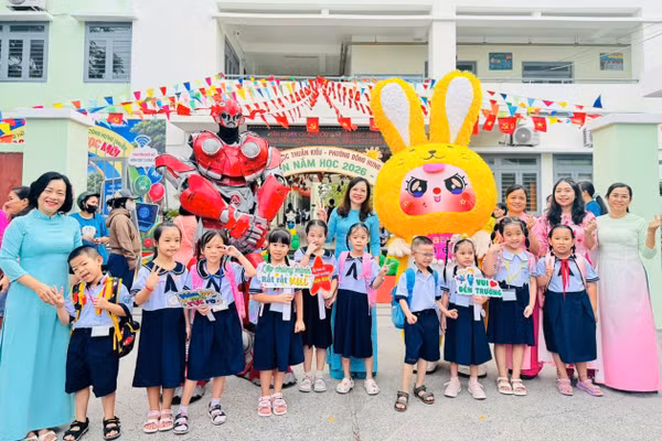Học sinh Trường Tiểu học Thuận Kiều (phường Đông Hưng Thuận) trong ngày tựu trường năm học 2026-2027.