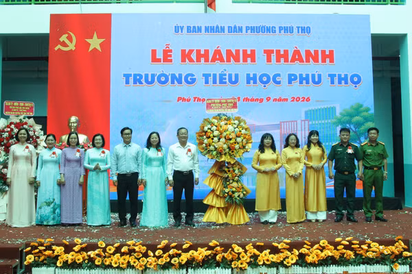 Lãnh đạo Phường Phú Thọ tặng hoa chúc mừng Trường Tiểu học Phú Thọ dịp khánh thành.