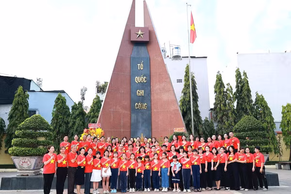 Cán bộ, giáo viên và học sinh Trường Tiểu học Phú Thọ viếng Đài tưởng niệm liệt sĩ tại Phường Bình Thới.