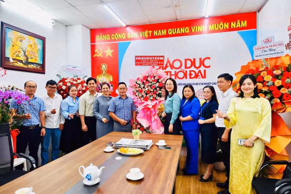 Đoàn công tác Sở GD&ĐT TPHCM chúc mừng Báo Giáo dục và Thời đại.