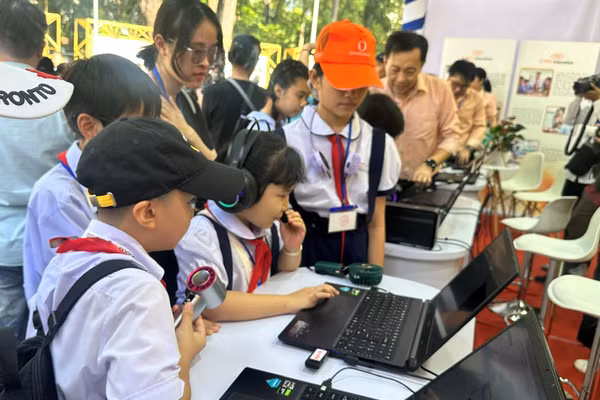 Học sinh trải nghiệm tại các gian hàng dịp kỷ niệm 50 năm thành lập ngành giáo dục TPHCM. Ảnh minh họa.