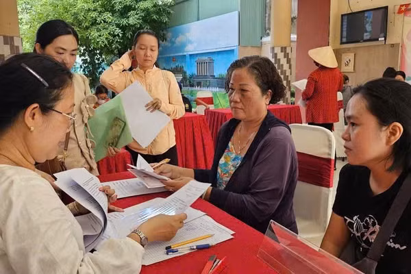 Phụ huynh nộp hồ sơ tại Trường tiểu học Đặng Trần Côn (phường Vĩnh Hội).