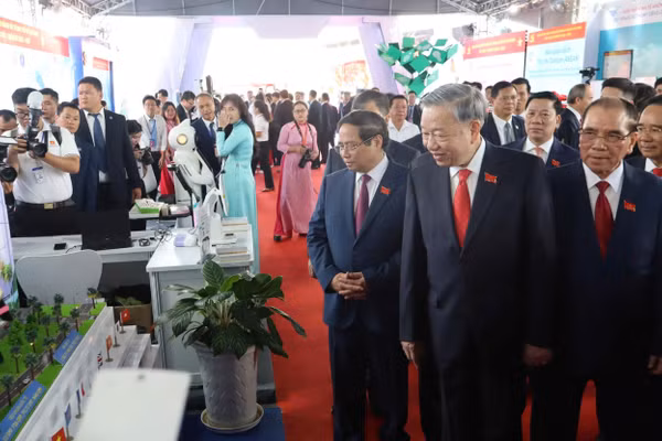 Tổng Bí thư Tô Lâm cùng các lãnh đạo, nguyên lãnh đạo Đảng và Nhà nước, các bộ, ngành Trung ương và TPHCM tham quan triển lãm tại đại hội.