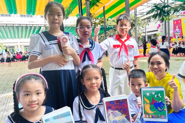 Học sinh Trường Tiểu học Thuận Kiều (phường Đông Hưng Thuận) hân hoan trong ngày tựu trường.