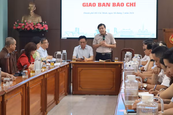 Ông Tăng Hữu Phong, Phó Ban Tuyên giáo và Dân vận Thành ủy TPHCM chủ trì buổi họp.