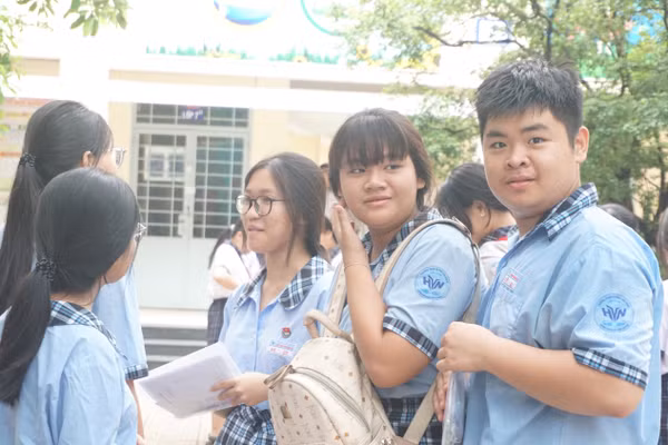 Thí sinh tham gia kỳ thi tuyển sinh lớp 10 tại điểm thi Trường THCS Nguyễn Trãi.