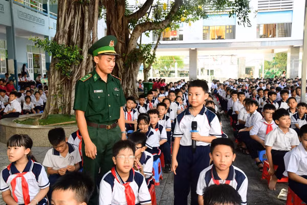 Cán bộ Hải đoàn Biên phòng 18 giao lưu với các em học sinh.