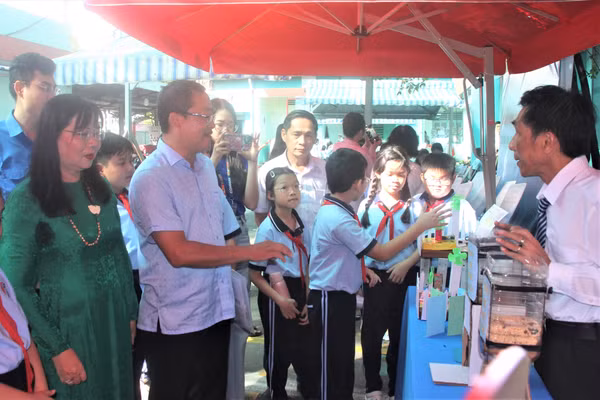 Đại biểu và học sinh tham quan khu vực trưng bày tại ngày hội.