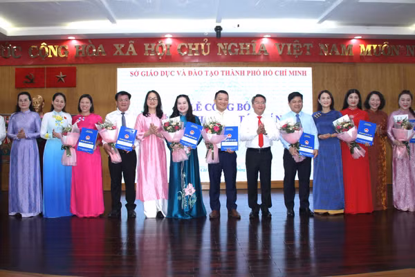 Sở GD&ĐT TPHCM trao các quyết định điều động, bổ nhiệm viên chức quản lý.