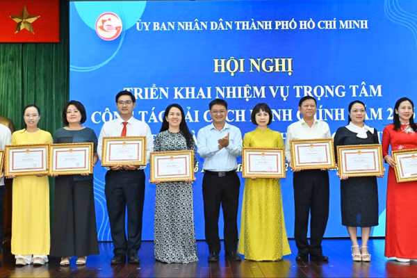 Phó Chủ tịch UBND TPHCM Nguyễn Mạnh Cường trao Bằng khen của Chủ tịch UBND TPHCM đến các tập thể, cá nhân.