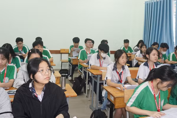 Học sinh lớp 12 Trường THPT Nguyễn Tất Thành (phường Bình Phú) trong giờ học.