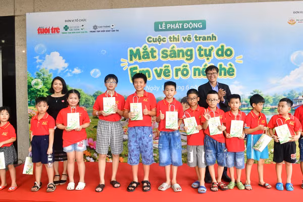 Ban tổ chức trao quà cho các em thiếu nhi.