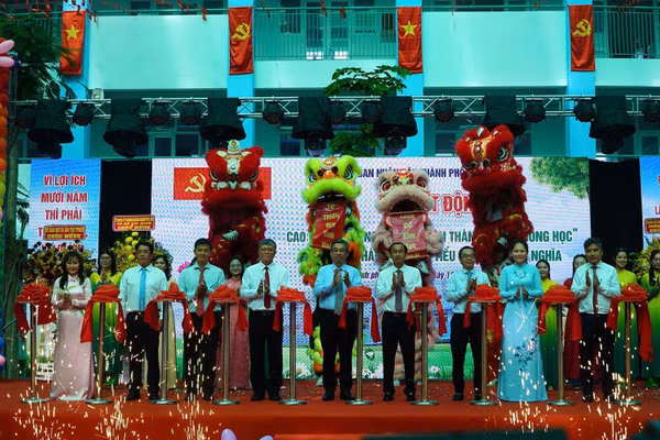  Các đại biểu cắt băng khánh thành Trường Tiểu học Trần Đại Nghĩa.