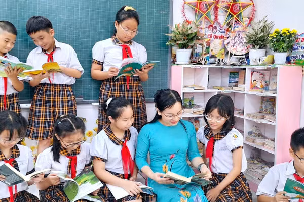 Cô trò Trường Tiểu học Trần Thị Bưởi đọc sách tại "Thư viện xanh" của lớp mình.