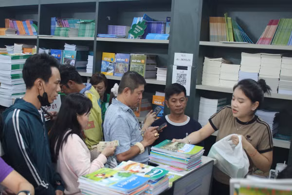 Phụ huynh TPHCM mua sách giáo khoa đợt tháng 8/2026.