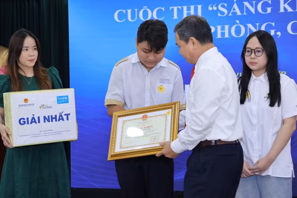 Nguyễn Bảo Phúc nhận Bằng khen của Bộ GD&ĐT. Ảnh: Minh Anh.