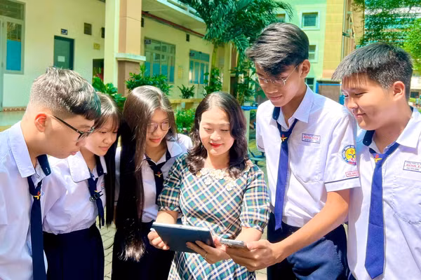 Bà Nguyễn Thị Kim Huệ, Hiệu trưởng Trường THPT Bình Tân trao đổi thông tin với học sinh.