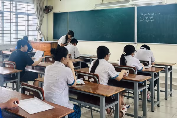 Thí sinh TPHCM trong buổi làm thủ tục dự thi tốt nghiệp THPT năm 2026.