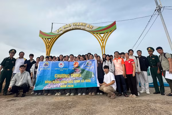 30 học sinh Trường THCS-THPT Thạnh An trước khi lên đường vào đất liền tham gia kỳ thi tốt nghiệp THPT.