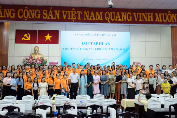 Các giáo viên tham gia tập huấn “Nâng cao hiệu quả dạy và học tiếng Anh bằng tư duy Linearthinking”.