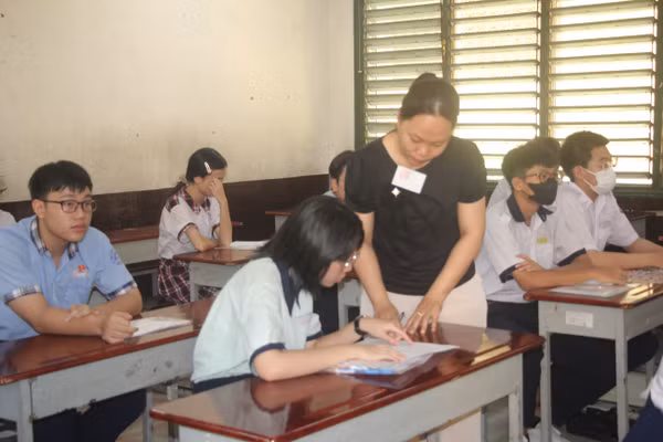 Học sinh TPHCM dự thi vào lớp 10 năm 2025.