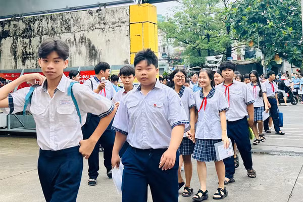 Thí sinh phấn khởi đến điểm thi Trường THPT Phước Long làm thủ tục dự thi.