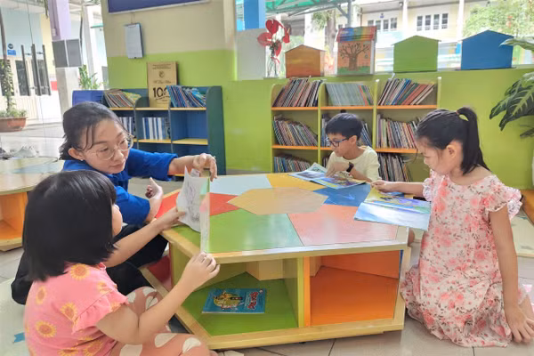 Học sinh đọc sách tại thư viện Trường Tiểu học Đinh Tiên Hoàng (phường Tân Định) dịp hè 2026.