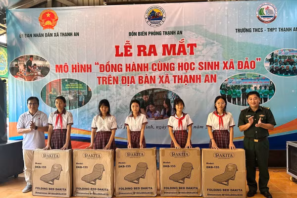 Các em học sinh nhận giường xếp.