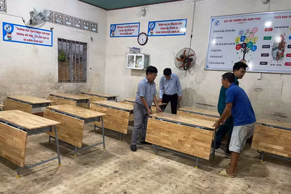 Bàn ghế hư hỏng, xuống cấp tại Trường Tiểu học Vĩnh Tân đã được thay bằng bàn ghế mới. Ảnh: AL.