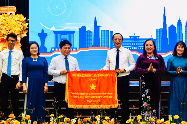 Thứ trưởng Thường trực Bộ GD&ĐT Phạm Ngọc Thưởng trao Cờ thi đua của Chính phủ cho Văn phòng Sở GD&ĐT TPHCM.