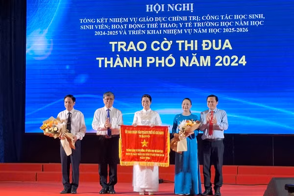 Phòng Học sinh - Sinh viên (Sở GD&ĐT TPHCM) nhận cờ thi đua của UBND TPHCM. Ảnh: Hoàng Quỳnh.