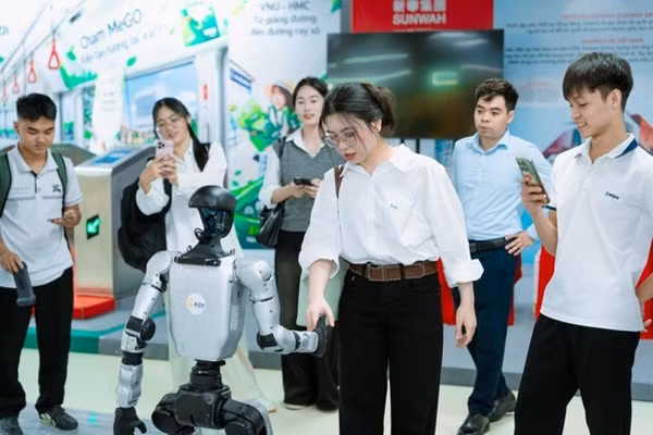 Sinh viên hào hứng trải nghiệm tại không gian triển lãm của KDI Education.
