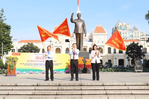 Lãnh đạo TPHCM phất cờ, phát lệnh cho 28 xe diễu hành qua các tuyến phố, lan tỏa tinh thần học tập suốt đời.
