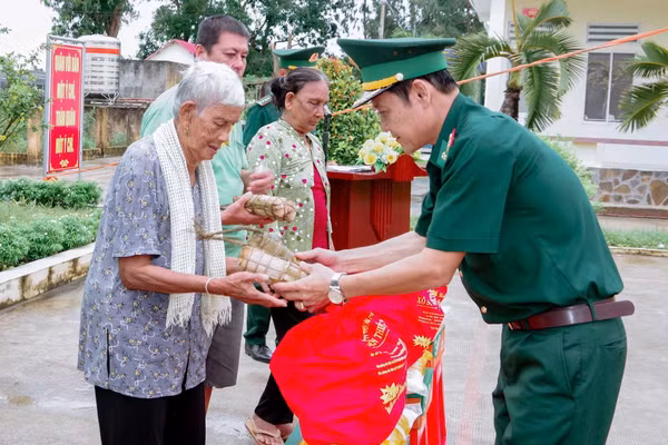 BĐBP TP Cần Thơ tặng quà cho các hộ dân có hoàn cảnh khó khăn.