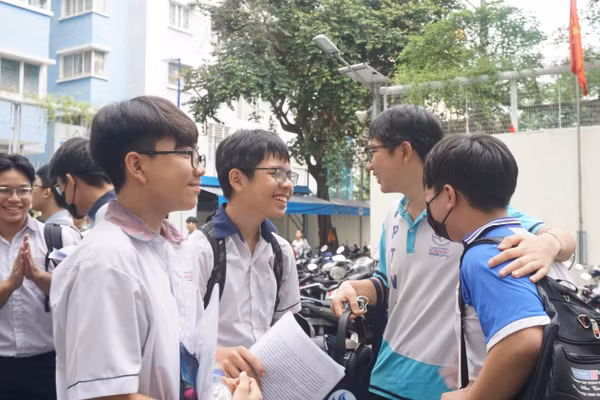 Thí sinh tham gia kỳ thi vào lớp 10, Trường phổ thông Năng khiếu năm 2025.