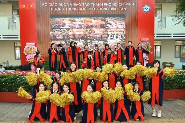 Tiết mục biểu diễn của học sinh Trường THPT Bình Tân tại buổi lễ.
