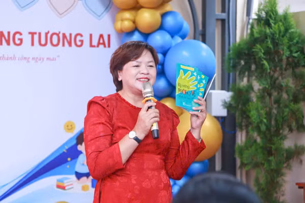 TS Phạm Thị Thuý trong một hoạt động chia sẻ với học sinh về kỹ năng bảo vệ bản thân.