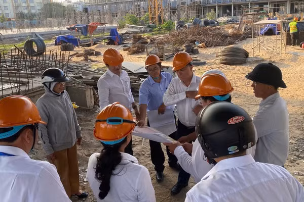 Lãnh đạo Sở GD&ĐT TPHCM kiểm tra dự án Trường THPT Đông Hưng Thuận, khu vực Quận 12 cũ.