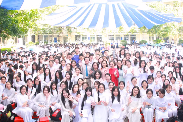 Ban Giám hiệu Trường THPT Phú Nhuận và các em học sinh chụp hình lưu niệm cùng bà Trương Mỹ Hoa.