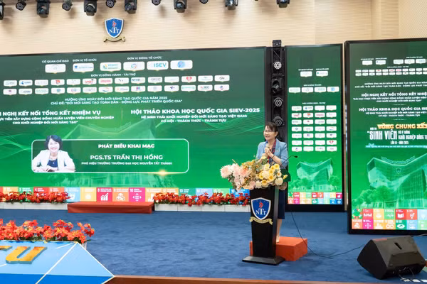 PGS.TS Trần Thị Hồng phát biểu tại hội thảo.